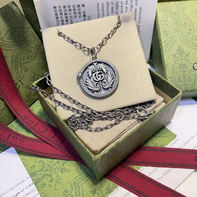 G*u*i necklaces